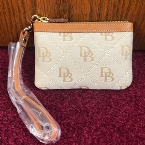 🔹 Dooney Bourke Wristlet 🔹